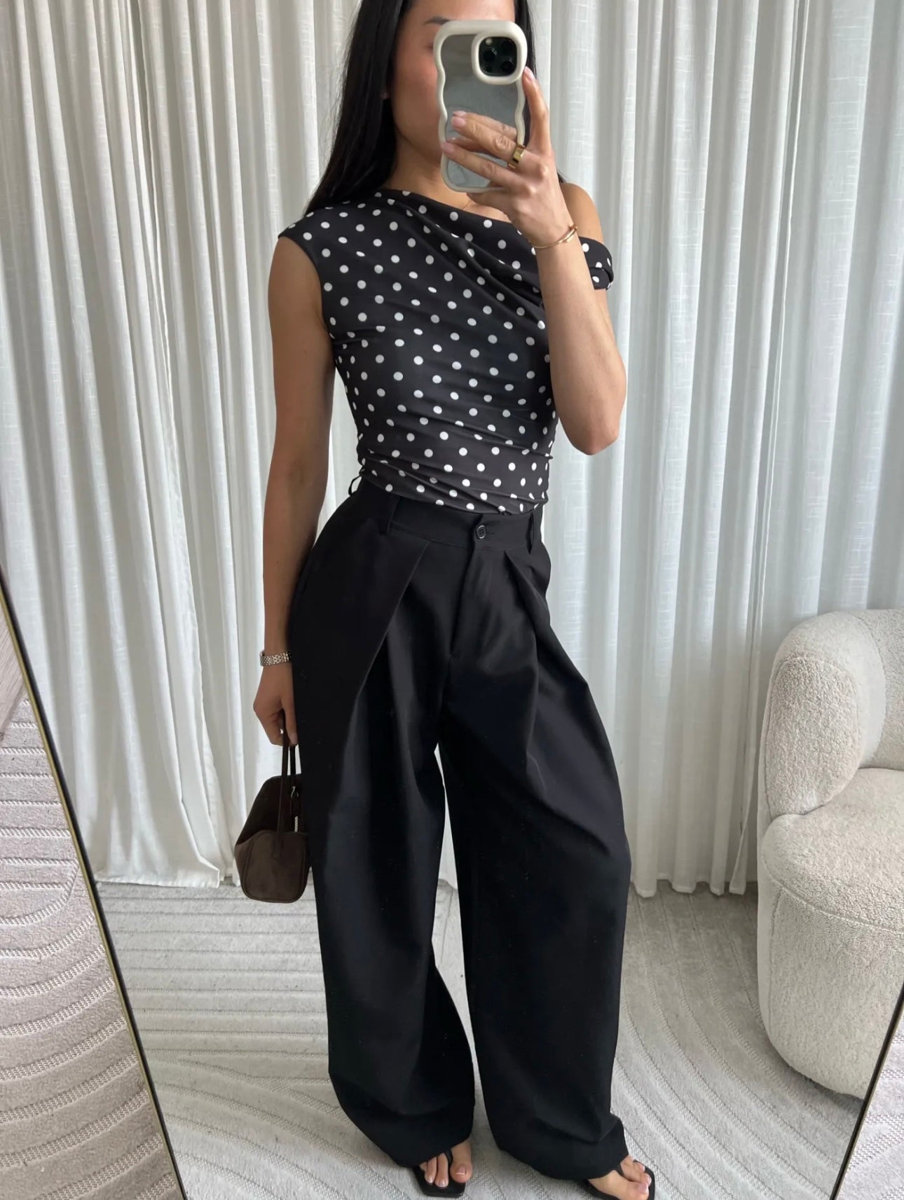 Top asymétrique noir à pois