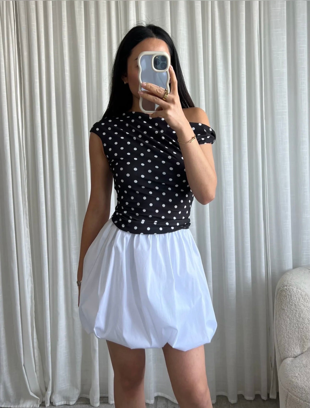 Top asymétrique noir à pois