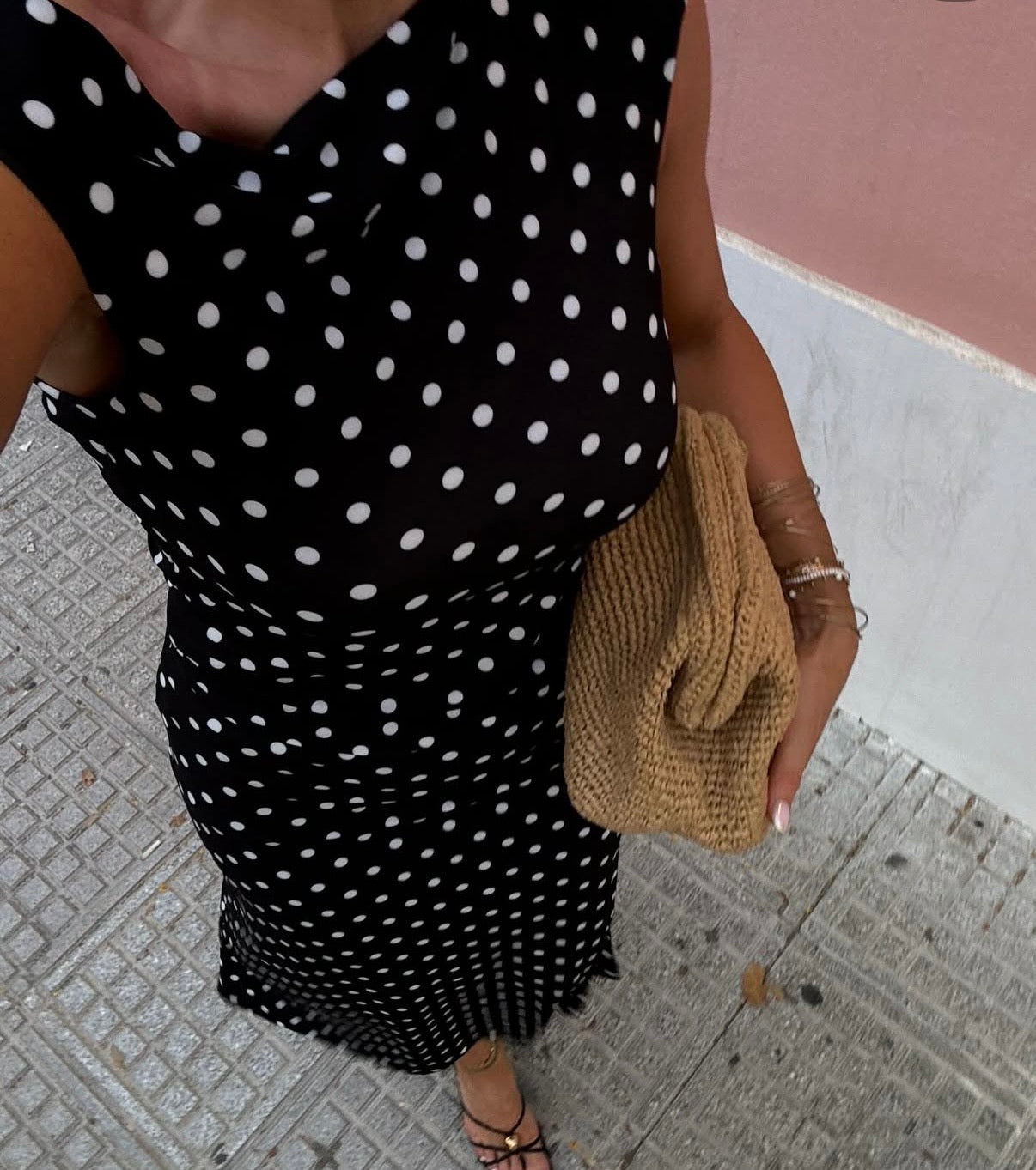 Top asymétrique noir à pois